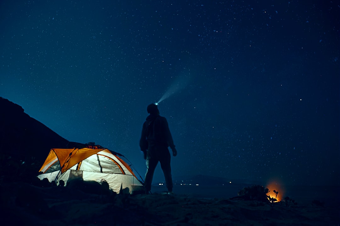 Os 10 Equipamentos Essenciais para uma Aventura de Camping