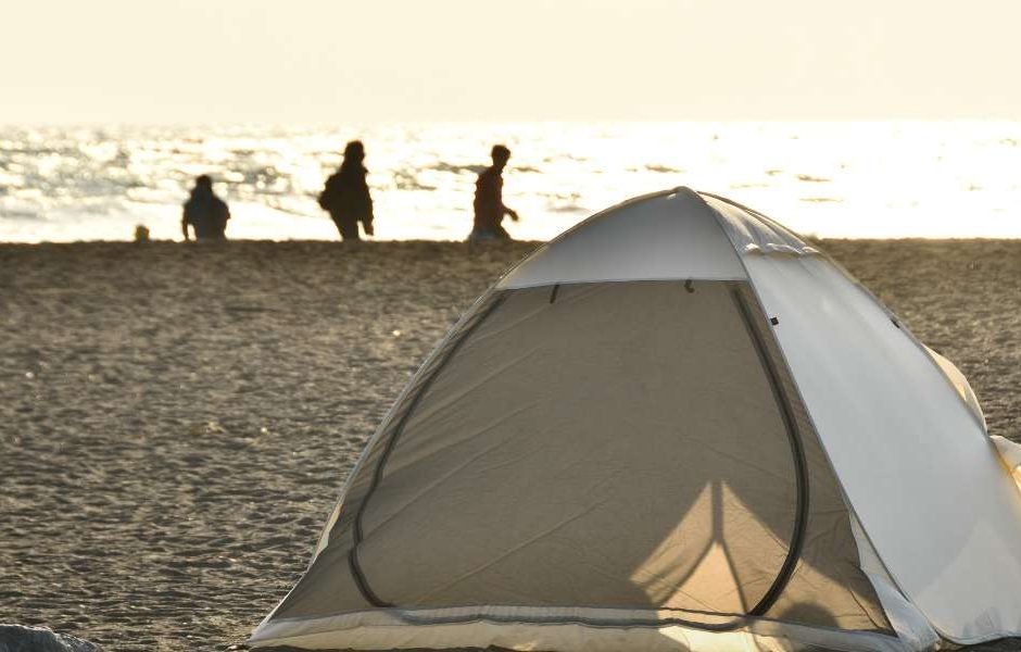 Transforme sua Experiência de Camping na Praia em uma Aventura Fotográfica