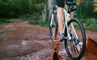 trilha de bicicleta na lama